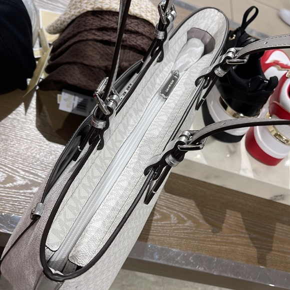 MICHAEL KORS OUTLET
Jet Set Medium Logo Pocket Tote Bag
Optic White/Silver 
NWT - Picture 4 of 16